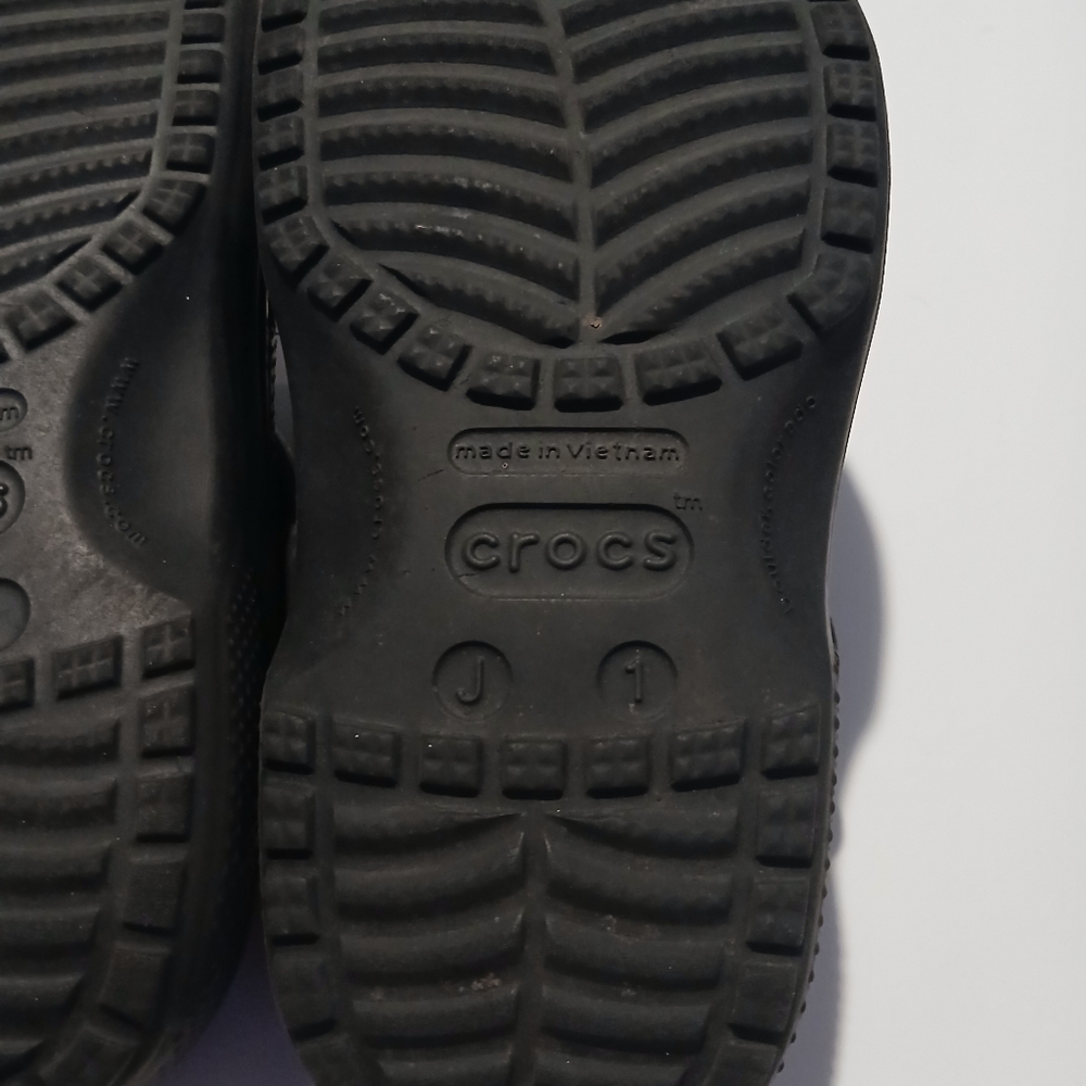 Kids Unisex Black Crocs. Youth Size 1 - Picture 7 of 8
